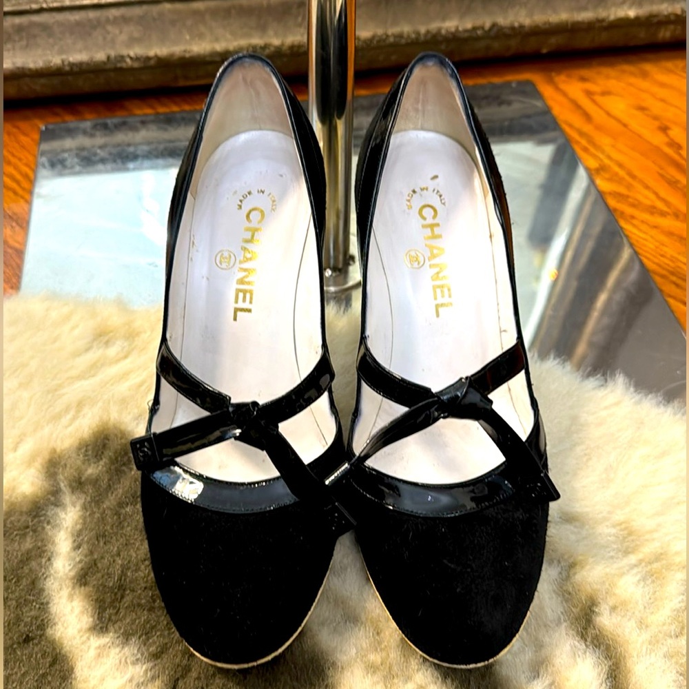 Vintage Chanel Classic Two-Toned Mary Jane Stilletos 
Made in Italy
EU 38